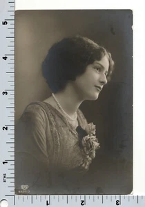 RPPC Frauenportrait - EAS 8727/2 - Dame mit Perlen - Echtfoto Postkarte - Bild 1 von 2