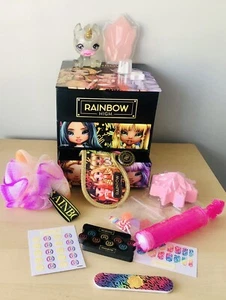 Rainbow High Zubehörbox mit Amaya Raine Slime Haustier Konvolut - Bild 1 von 12