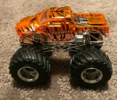 Hot Wheels Monster Jam PROWLER base de metal corpo de raio X Monster truck Xraycer 1/64 - Imagem 1 de 4