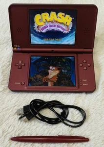 Nintendo DSi XL rosso vino ottime condizioni console portatile Crash Bandicoot gioco caricatore PAL - Foto 1 di 17