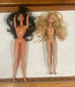 Two Barbie Dolls Brunette 1980 holes on bottom of feet & Blonde earrings 2007 - Picture 1 of 12