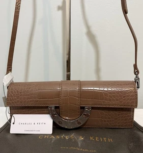 Nuevo con etiquetas Mini Bolso de Hombro Charles & Keith Croc Repujado Marrón Imitación Cuero Bolso Antipolvo - Imagen 1 de 19