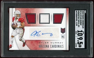 MAGLIA TRIPLA CHRONICLES KYLER MURRAY MOMENTUM 2020 RC AUTO /49 SGC 9,5 AUTO 10 - Foto 1 di 2