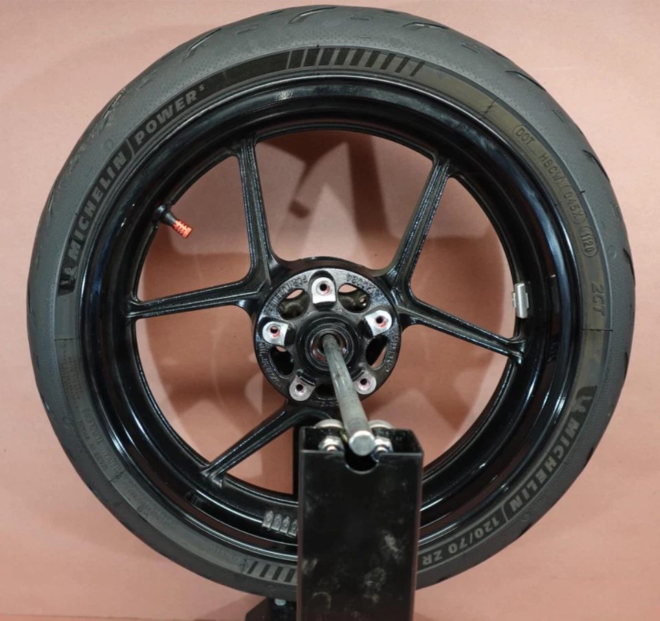 Llanta delantera Michelin 120/70 ZR17 2014-2016 Kawasaki Ninja 1000 ZX1000 Foto 1 de 4