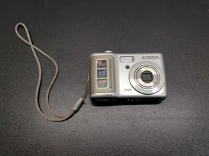 Samsung D60 6.0MP Digital Camera - Silver For Parts or Repair. - Foto 1 di 6