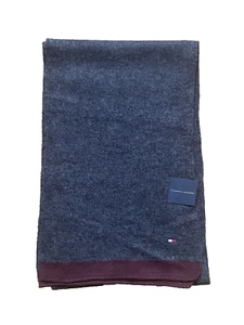 Tommy Hilfiger Hombres Bufanda Nuevo con Etiquetas Gris con Borde Granate 11.5"x72" Bordado LOGO - Imagen 1 de 7