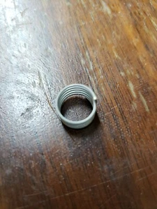 NUEVO DE LOTE ABU GARCIA CARRETE GIRATORIO PARTE #9886 RESORTE DE FIANZA (IZQUIERDA) CARDENAL 154 155 157 - Imagen 1 de 3