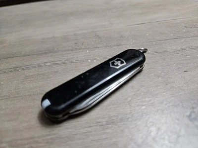 Canivete suíço Victorinox 58mm clássico SD preto com PUBLICIDADE - Imagem 1 de 4