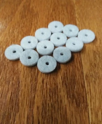 Hecho en EE. UU. Arandelas de fieltro con botones con correa para guitarras Fender 12pk, blanco Foto 1 de 2