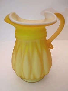 Crema borde prensado pequeño vidrio de leche de 5 pulgadas 10 oz jarra con recubrimiento amarillo esmerilado - Imagen 1 de 6