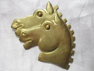Cabeza de caballo doble vintage, estampado ecuestre de latón estilo Art Deco 66 mm x 60 mm - Imagen 1 de 5