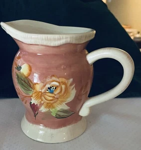 Home Trends handbemalter Keramik Milchkännchen pfirsichfarbener Krug Blumenmuster signiert 4 Zoll - Bild 1 von 7