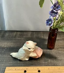 DE COLECCIÓN PORCELANA OJOS AZULES GATO/GATITO BLANCO CON BOLA DE HILO ROSA - Imagen 1 de 6