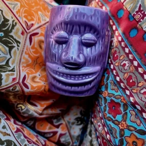 Lila Tiki Man Schnapsglas KCCO 2012 Keramikglasur Vintage - Bild 1 von 3