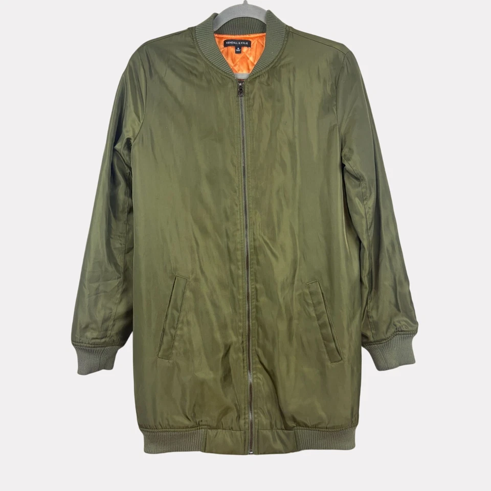 Chaqueta Bomber Kendall & Kylie Larga Verde Oliva Mujer Pequeña Manga Larga Foto 1 de 4