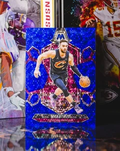 2023-24 Panini Mosaic #17 Max Strus Blue Fast Break Prizm /85 - Picture 1 of 2