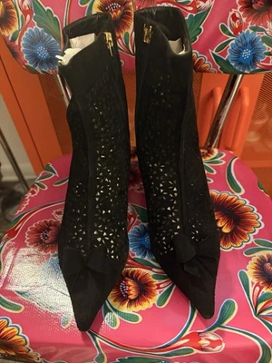 Винтажные черные замшевые ботильоны Kate Spade лазерной резки на котятином каблуке с бантом размер 6,5 - Изображение 1 из 4