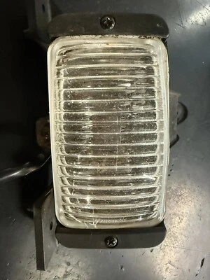 HOLDEN COMMODORE VT SS FOG LIGHT WITH SURROUND LEFT 92048547 SURROUND ONLY - image 1 of 4