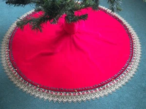 CHRISTMAS PUDDING RED AND GOLD CHRISTMAS TREE SKIRT - Picture 1 of 4