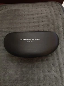 Brillenetui "CAROLINA LEMKE BERLIN", schwarz auf schwarz Hartmuschelschale, Druckknopfverschluss - Bild 1 von 5