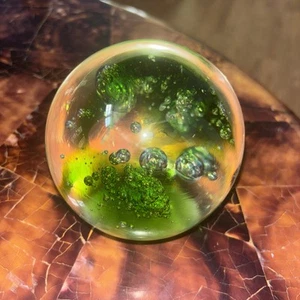 Vintage grüne Kugel Kunst Glas Briefbeschwerer - Bild 1 von 8