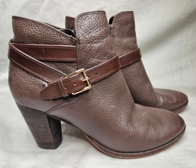 Botas de tornozelo femininas Cole Haan 7,5 couro marrom arnês alça fivela salto acento - Imagem 1 de 4