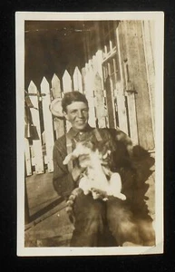 1930s? Fotografía de nuestro niño más joven de 16 años sosteniendo gatitos Darío y violetas - Imagen 1 de 1