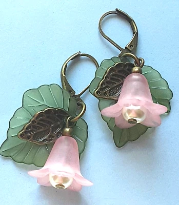 Rosa Pálido FLOR Acrílico HOJA Vidrio Perla Pendiente BRONCE PALANCA ESPALDA XX Foto 1 de 4