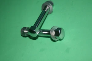 JUEGO DE PERNOS DE PELLIZCO YUGO INFERIOR CROMADO TRIUMPH T100 T120 TR6 1968-73 97-2290 HECHO EN REINO UNIDO - Imagen 1 de 3