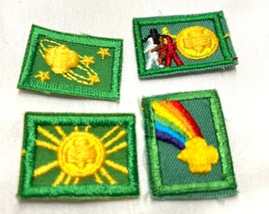 Patch vintage ragazza scout - quattro distintivi quadrati al merito - Foto 1 di 1