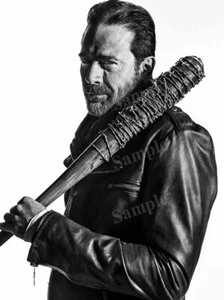 Jeffrey Dean Morgan pose con murciélago Negan Walking Dead BLANCO Y NEGRO IMPRESIÓN 8X10 - Imagen 1 de 1