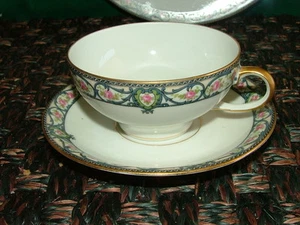 WG & CO. -WM GUERIN, ROSA ROSEN, BLAUE SCHNÖRKEL AM RAND TASSE UND UNTERTASSE  - Bild 1 von 4