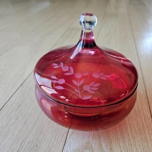 Vintage Red Flash Glas Bonboniere mit geätztem Blumenmuster im Deckel - Bild 1 von 7