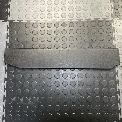 VOLKSWAGEN PASSAT 2012-2019 camión inferior trasero interior moldura panel de cubierta OEM Foto 1 de 4