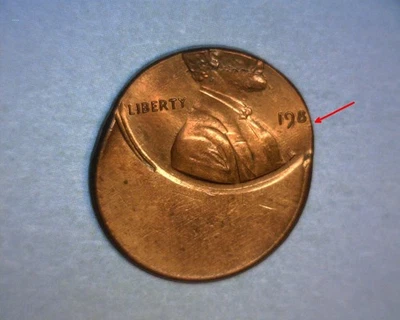 198X (1983) LINCOLN  CENT 🌟60% OFF CENTER🌟CLAD🌟HIGHER GRADE🌟US ERROR COIN - Image 1 of 4