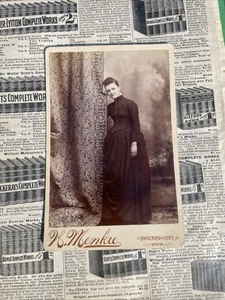 Fotografia antica cartolina armadio bella donna tenda lunga Howard City MI - Foto 1 di 4