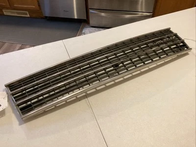 Rejilla del radiador delantero Plymouth Voyager 1991-1995 OEM (4576763) Foto 1 de 4