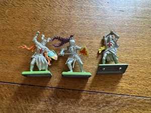 3 Vintage England Britains plastic & metal Toy Knights Lot - Picture 1 of 8