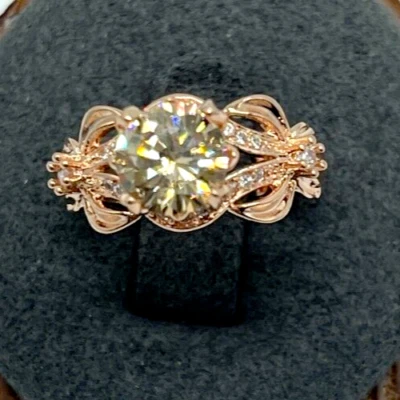 Anillo. Oro rosa sobre 925.  Moissanite con detalles laterales de cristal. talla 6 Foto 1 de 4