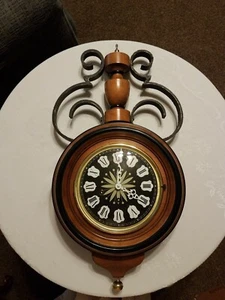 Hanging Wall Clock by Colonial Mfg. Co. of Zeeland chiming German Urgos movement - Picture 1 of 12
