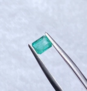 0.59 CTS, 5.3 X 4.2 X 3.4 MM, ZAMBIA GREEN EMERALD, OCTAGON CUT - Imagen 1 de 4