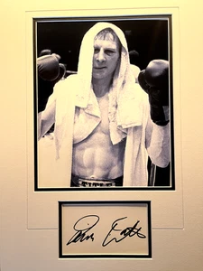JIM WATT - WORLD CHAMPION BOXER - EXCELLENT SIGNED PHOTO DISPLAY - Picture 1 of 1