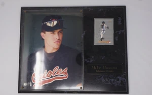 Foto targa legno Mike Mussina Baltimore Orioles + tessera baseball ottime condizioni - Foto 1 di 6