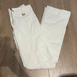 Jeans svasati Karen Millen Y2K bianchi con dettagli e zip in corda - 8 - Foto 1 di 4