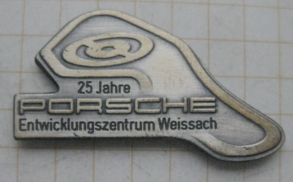 25 JAHRE PORSCHE ENTWICKLUNGSZENTRUM WEISSACH ................ Auto-Pin (104k) - Bild 1 von 1