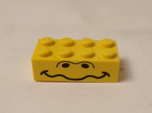 Lego x1 gelber 2x4 Stein, schwarze Nasenlöcher, gewellter Mund, 3001px2 (028-34) - Bild 1 von 1