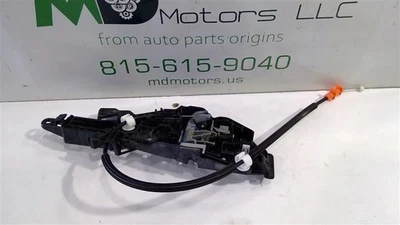 ОРИГИНАЛЬНЫЙ КРОНШТЕЙН ДЛЯ ВНЕШНЕЙ РУЧКИ ЗАДНЕЙ ЛЕВОЙ ДВЕРИ GMC TERRAIN 2017–2019 ГОДОВ ВЫПУСКА 13512742 - Изображение 1 из 4