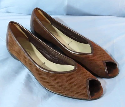 ZAPATOS DE COLECCIÓN AMALFI ITALIANOS DE CUERO MARRÓN Y GAMUZA Planos Peep-Toe PERFORADOS talla 11 Foto 1 de 4