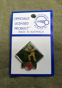 #D548. 1992 AUSTRALIAN WORLD SEIES CRICKET BADGE ON CARD - Picture 1 of 3
