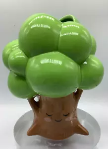 Fioriera in ceramica a forma di albero con faccina sorridente, immaginata aerodinamica, alta 7,25" - Foto 1 di 7